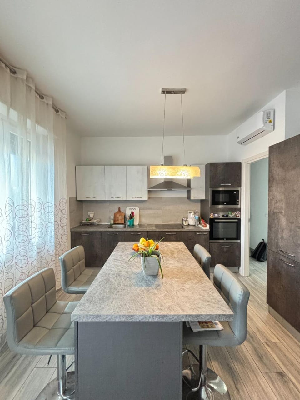 Kitchen or kitchenette, Dining area, oven, stove
