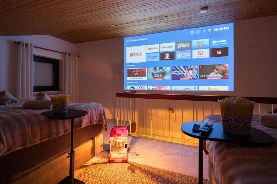 Communal lounge/ TV room, Night, TV and multimedia, Bedroom