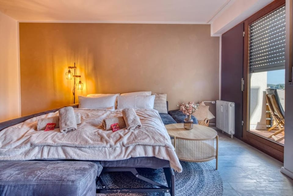 Bed, Living room