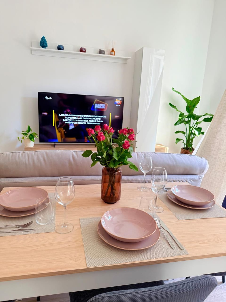 Communal lounge/ TV room, TV and multimedia, Dining area