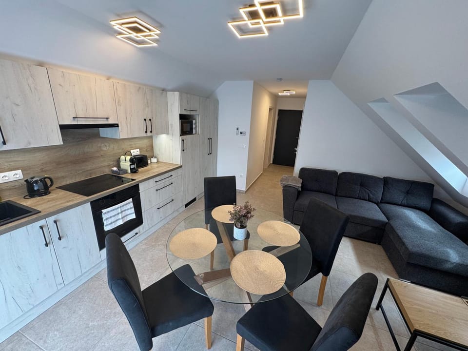 Coffee/tea facilities, Kitchen or kitchenette, Living room, stove, toaster
