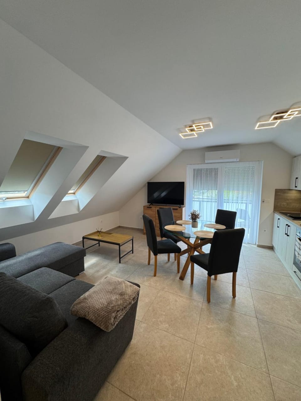 TV and multimedia, Kitchen or kitchenette, Living room