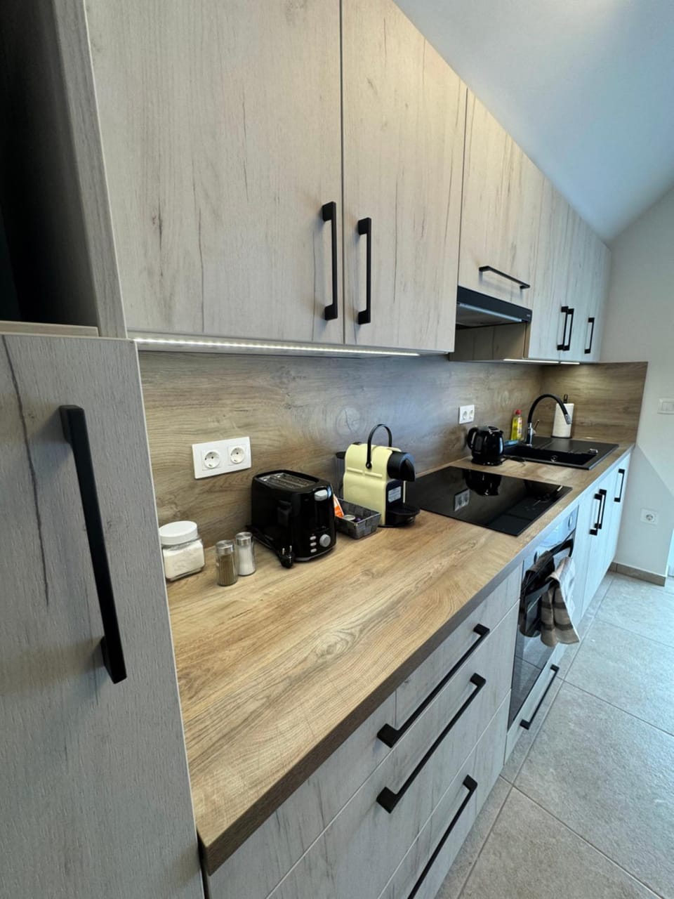 Coffee/tea facilities, Kitchen or kitchenette, stove, toaster