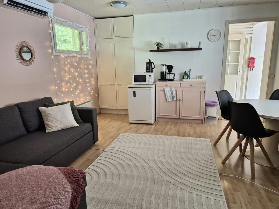 Coffee/tea facilities, Living room, microwave