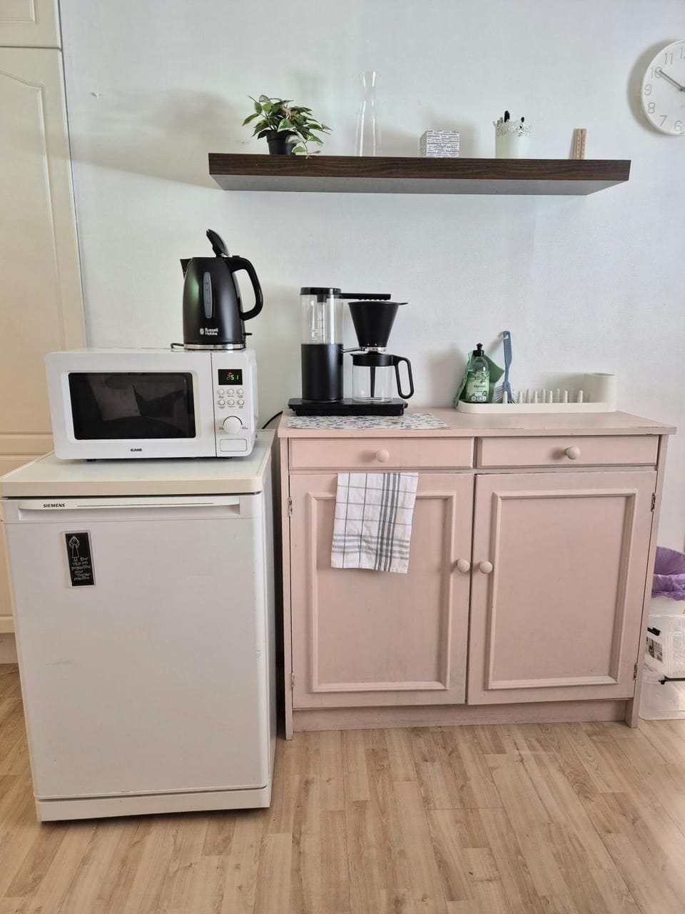 Coffee/tea facilities, microwave