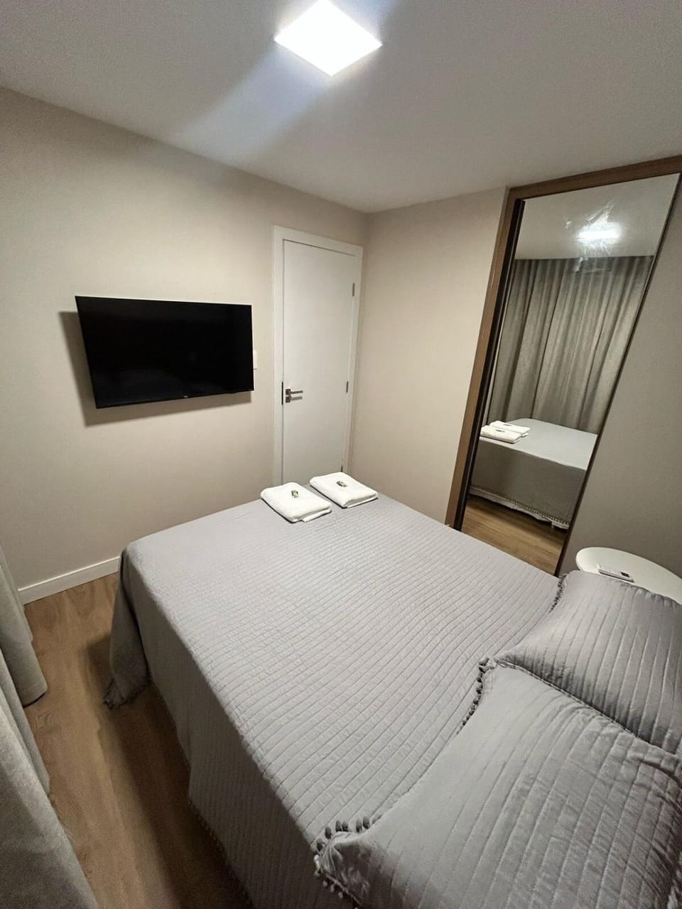 Bed, TV and multimedia, Photo of the whole room, Bedroom