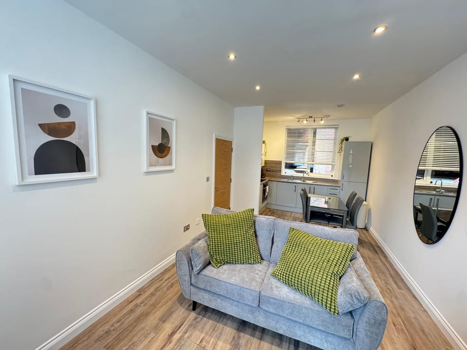 STUNNING APARTMENT - 2 DOUBLE BEDROOMS - EN-SUITE - FREE ALLOCATED PARKING - JQ QUARTER - BIRMINGHAM CITY CENTRE - SLEEPS 6 GUESTS - 2 BATHROOMs Apartment in Birmingham