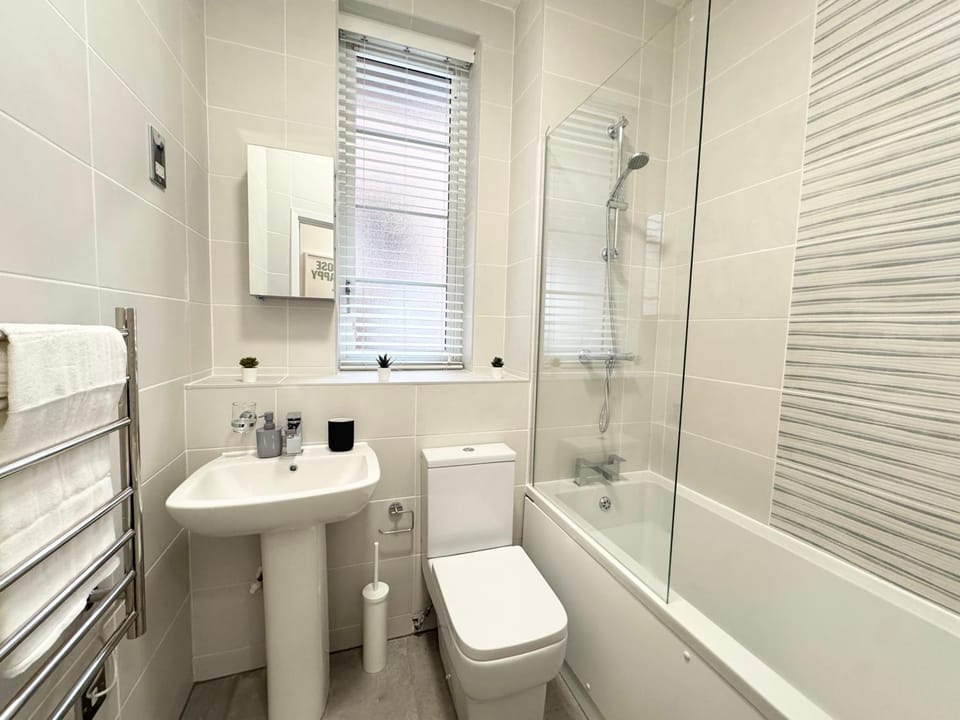 STUNNING APARTMENT - 2 DOUBLE BEDROOMS - EN-SUITE - FREE ALLOCATED PARKING - JQ QUARTER - BIRMINGHAM CITY CENTRE - SLEEPS 6 GUESTS - 2 BATHROOMs Apartment in Birmingham