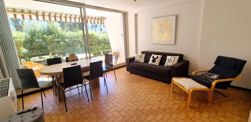 Seating area, Dining area