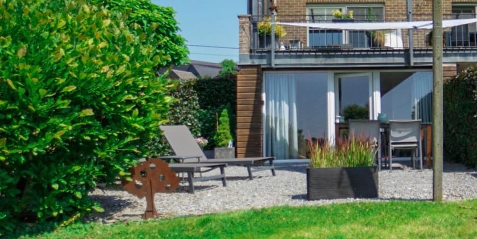Property building, Patio, Day, Garden, Garden view, sunbed