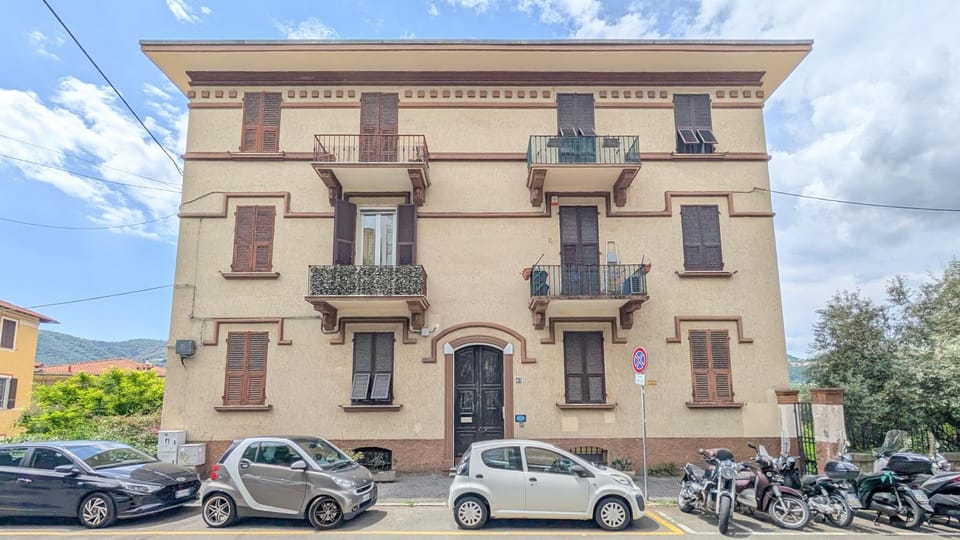 Property building, Day, Location