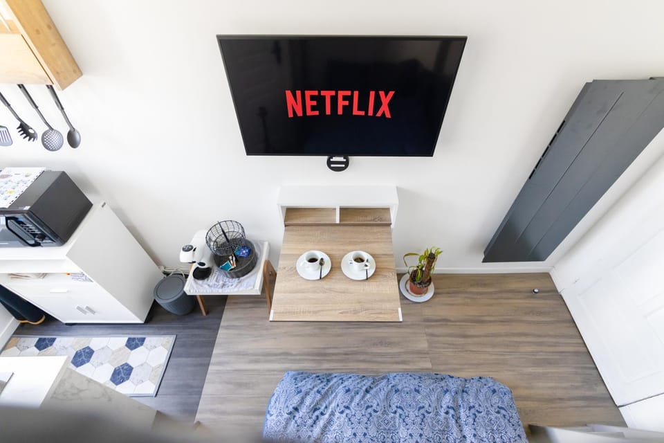 Communal lounge/ TV room, TV and multimedia, Coffee/tea facilities, Kitchen or kitchenette, Living room, Food and drinks, Seating area, Dining area, Evening entertainment, Drinks