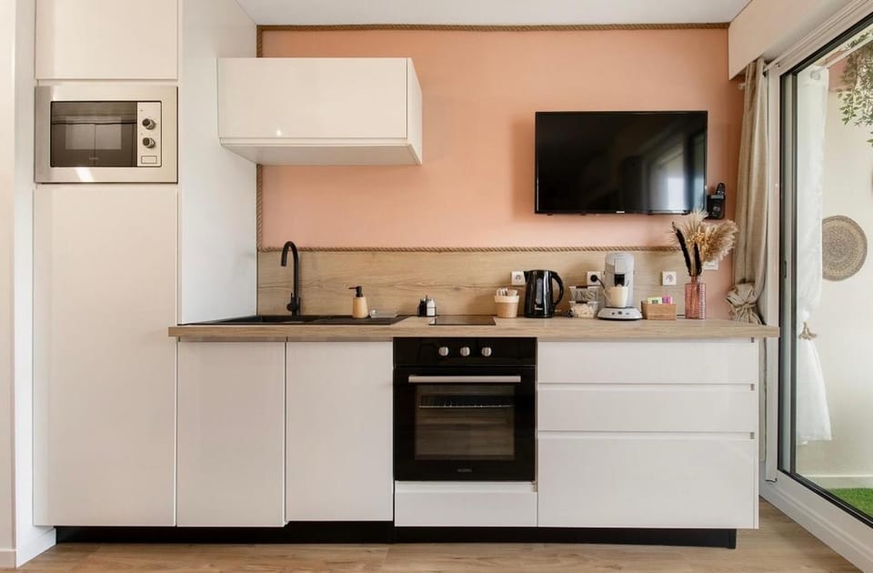 Coffee/tea facilities, Kitchen or kitchenette, oven, pet friendly, stove