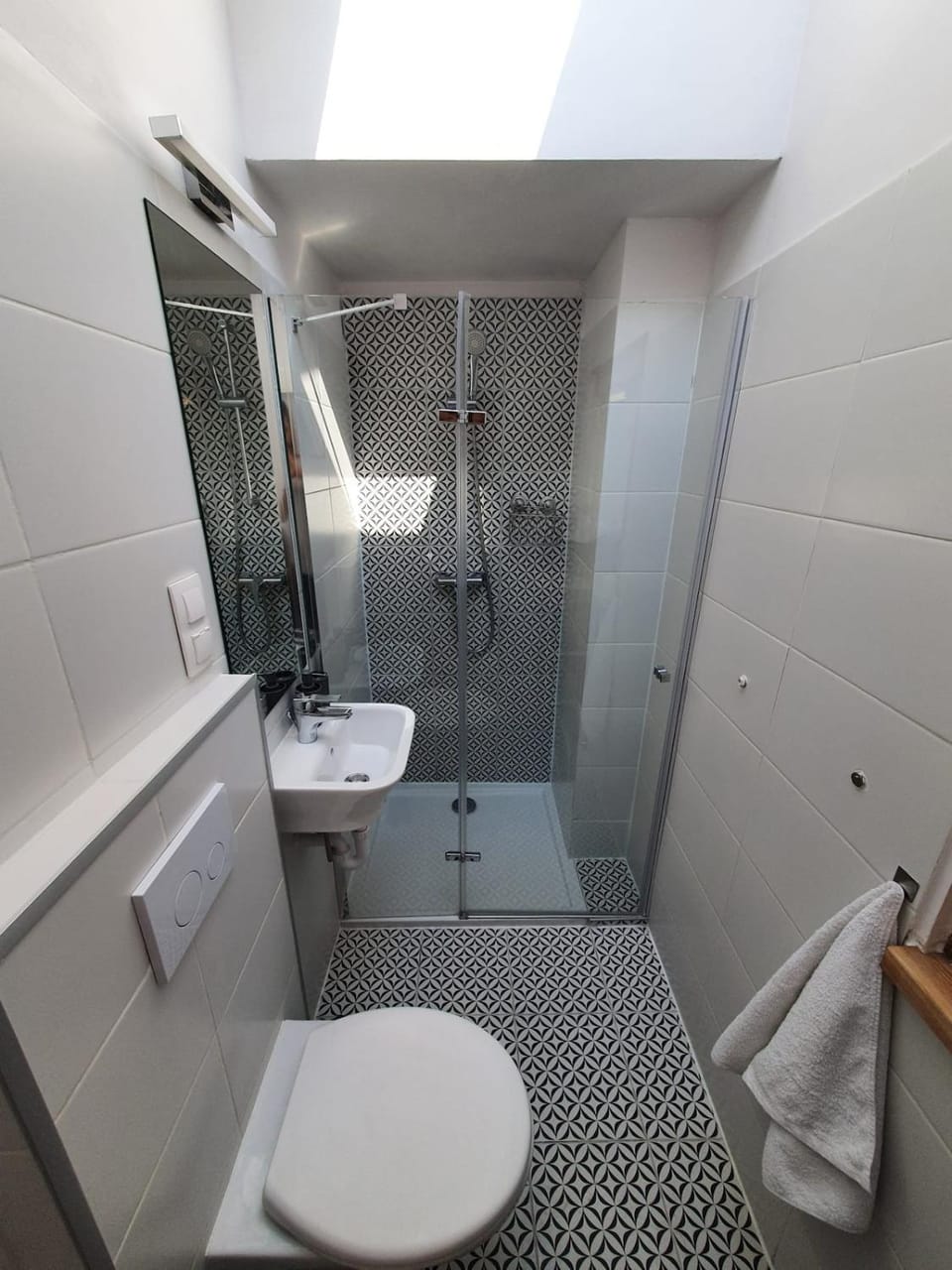 Shower, Toilet, Bathroom, towels