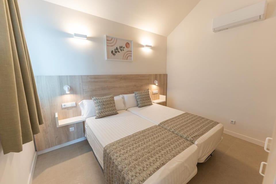 Bed, Photo of the whole room, Bedroom, air conditioner