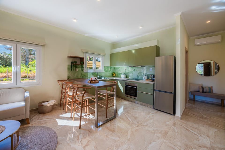 Kitchen or kitchenette, Dining area, stove