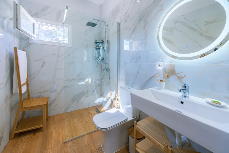 Shower, Toilet, Bathroom, towels