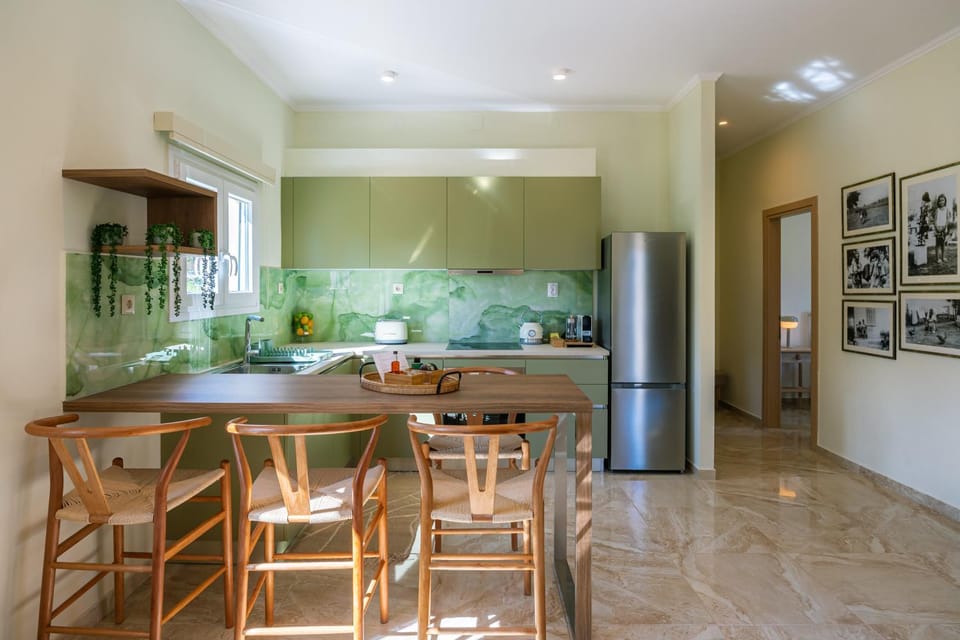 Kitchen or kitchenette, Dining area, oven