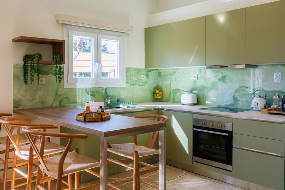 Kitchen or kitchenette, Dining area, oven, stove