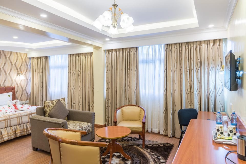 Bed, TV and multimedia, Photo of the whole room, Seating area, Bedroom