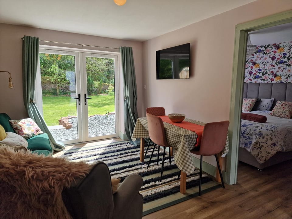 The Burrow by Blake View Holidays a peaceful boutique retreat 3 miles from Ennerdale- standard twin or super-king bed available Apartment in Copeland District
