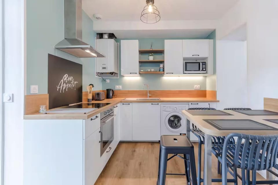 Kitchen or kitchenette, oven, toaster
