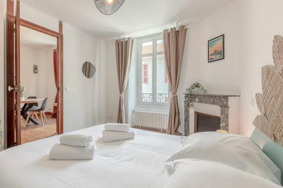 Bed, Photo of the whole room, Bedroom, towels