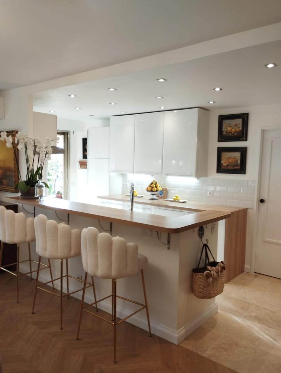 Kitchen or kitchenette, Seating area, Dining area