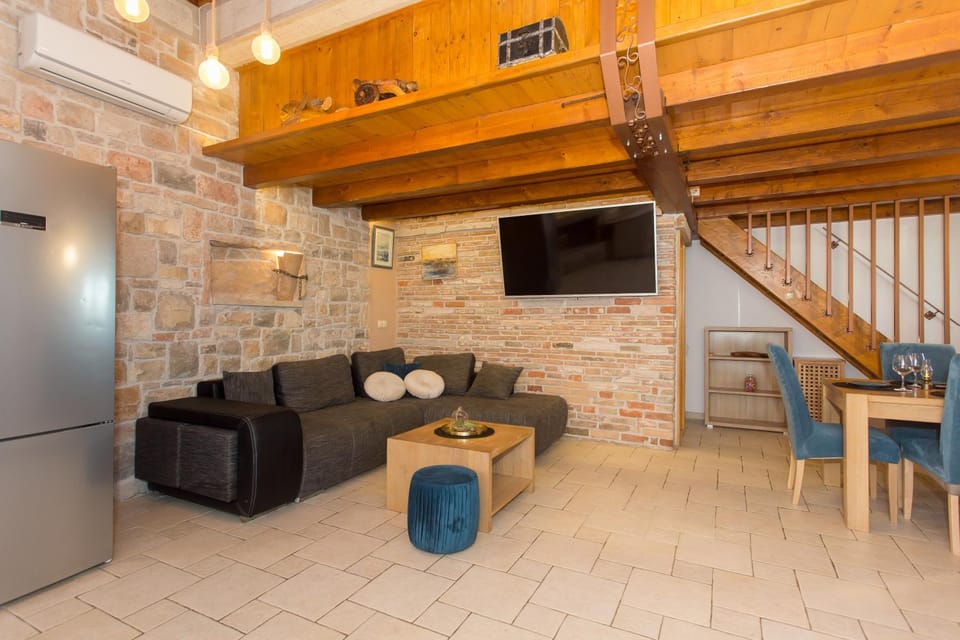 TV and multimedia, Seating area