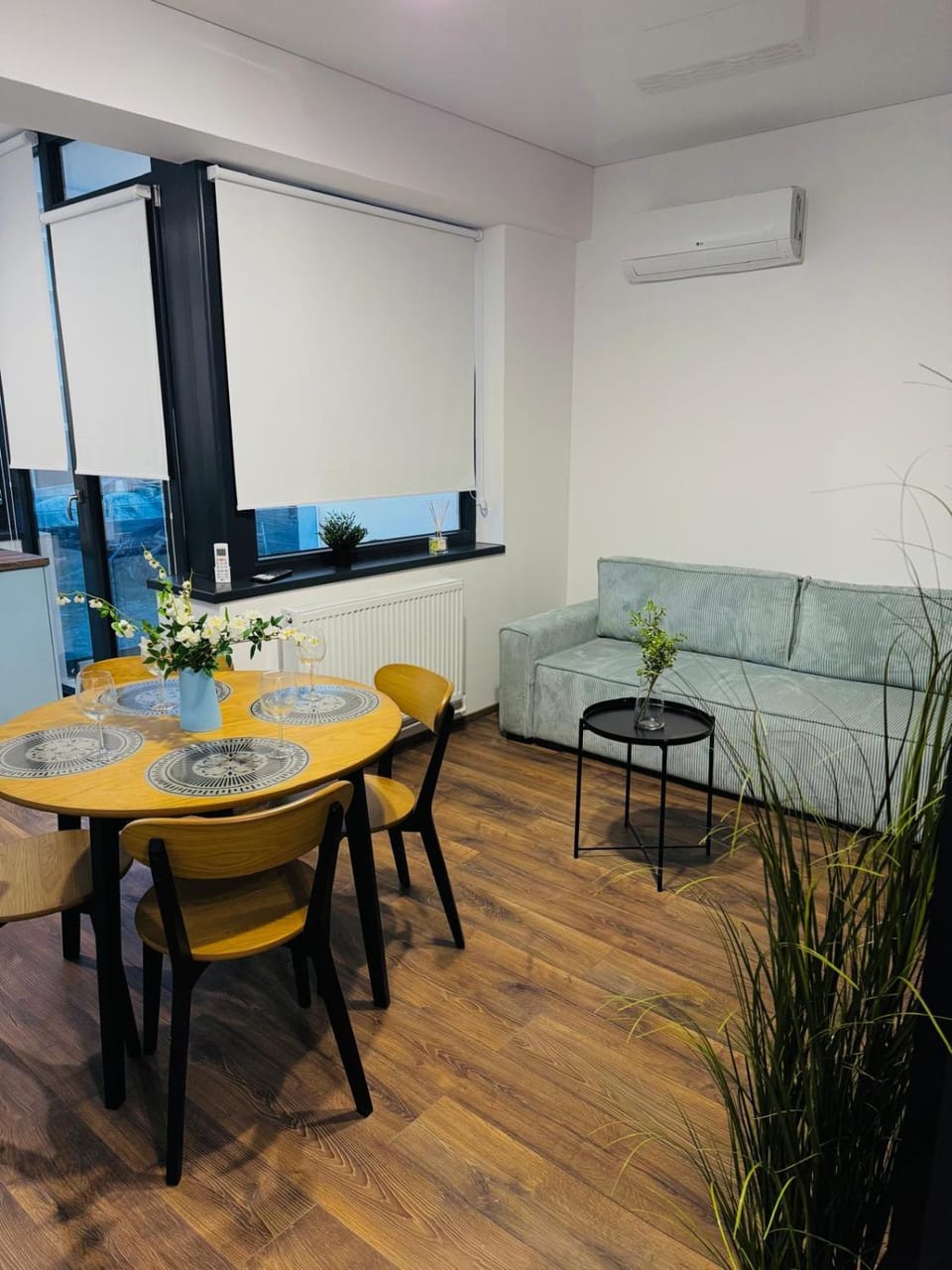 Living room, Seating area, Dining area, air conditioner