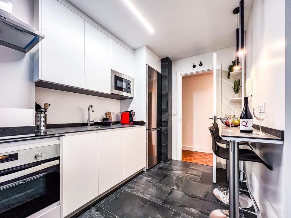 Coffee/tea facilities, Kitchen or kitchenette, dishwasher, flat iron, microwave, oven, stove, toaster, washing machine