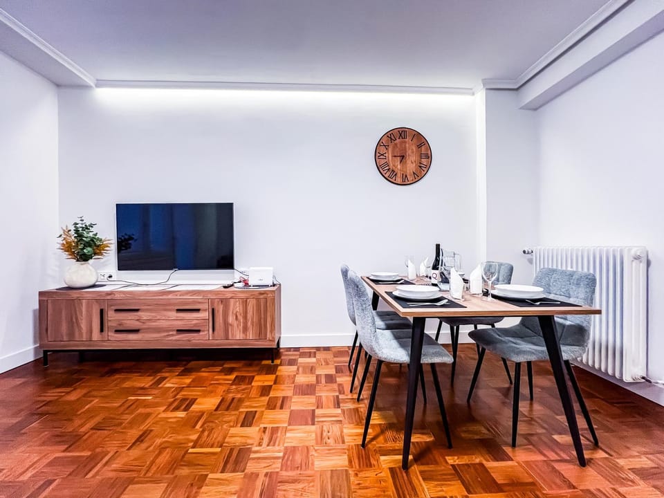 Communal lounge/ TV room, TV and multimedia, Dining area, Evening entertainment, internet