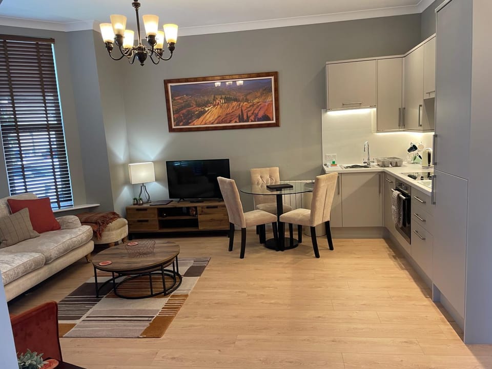 TV and multimedia, Kitchen or kitchenette, Living room, Seating area, Dining area