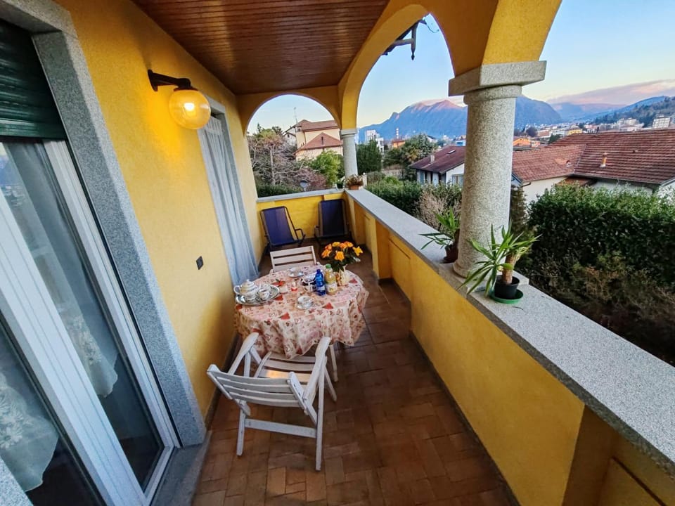 Day, Natural landscape, View (from property/room), Balcony/Terrace, Seating area, Dining area, Mountain view