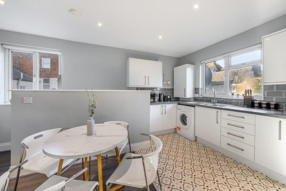 Luxury Tottenham Stadium Retreat - 2 minute walk to stadium Apartment in London