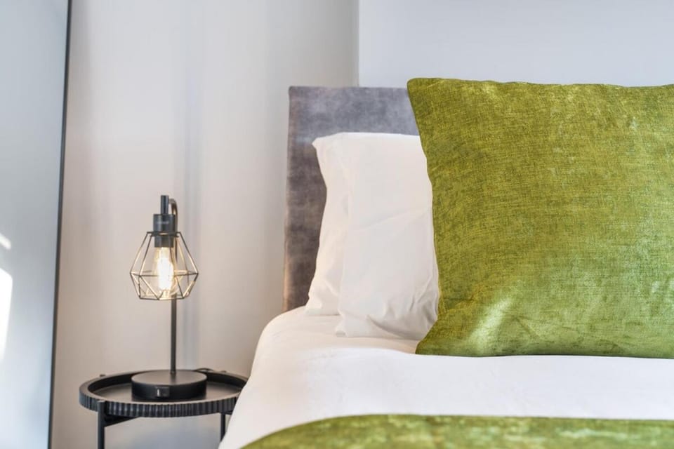 Luxury Tottenham Stadium Retreat - 2 minute walk to stadium Apartment in London