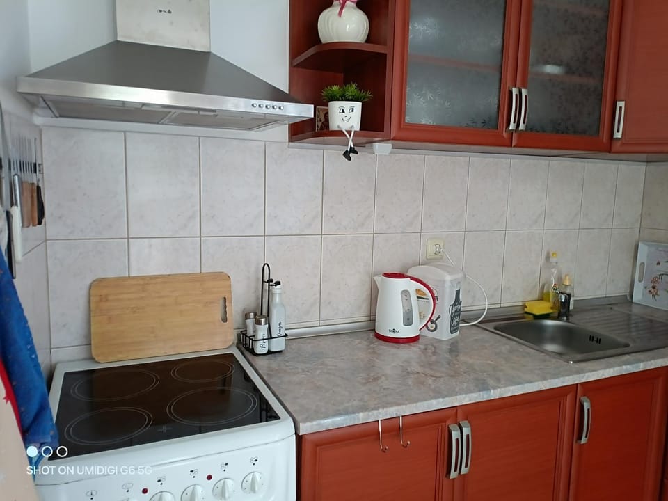 Coffee/tea facilities, Kitchen or kitchenette, stove