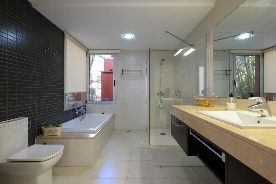 Shower, Toilet, Bathroom, Bath, bidet, towels