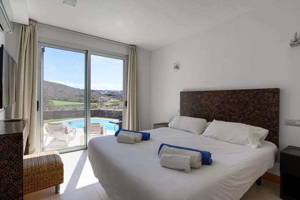 Bed, Pool view