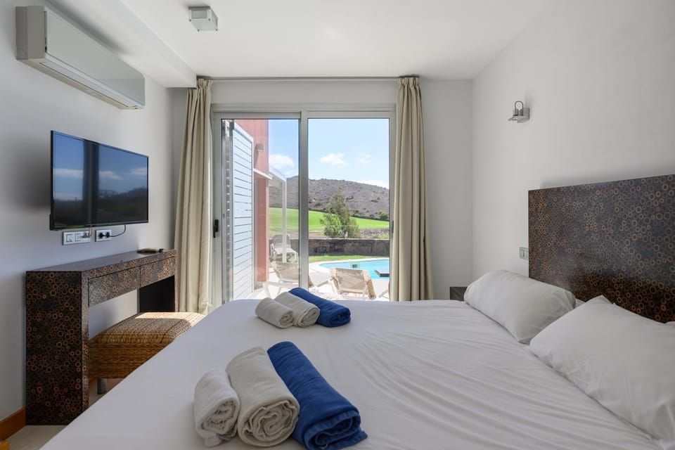 Bed, Natural landscape, TV and multimedia, Photo of the whole room, Bedroom, Mountain view, Pool view, Swimming pool, towels, air conditioner