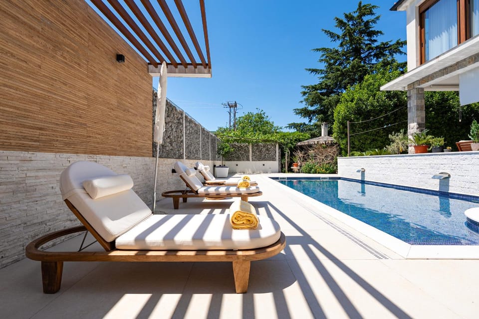 Swimming pool, sunbed