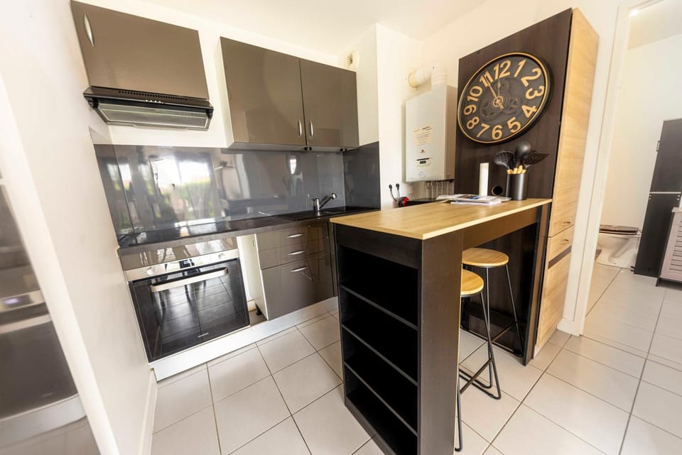 Kitchen or kitchenette, Lounge or bar, dishwasher, minibar, oven, stove