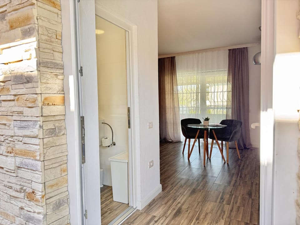 Nearby Lake Romantic Retreat R Bed and Breakfast in Timisoara