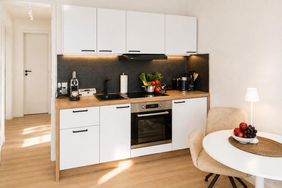 Coffee/tea facilities, Kitchen or kitchenette, Dining area, dishwasher, oven, stove