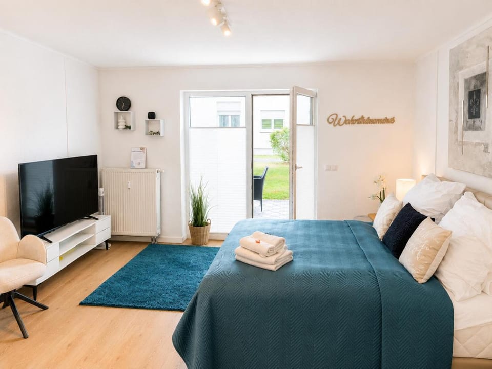 Bed, Property logo or sign, TV and multimedia, Living room, Photo of the whole room, Seating area, Bedroom, towels