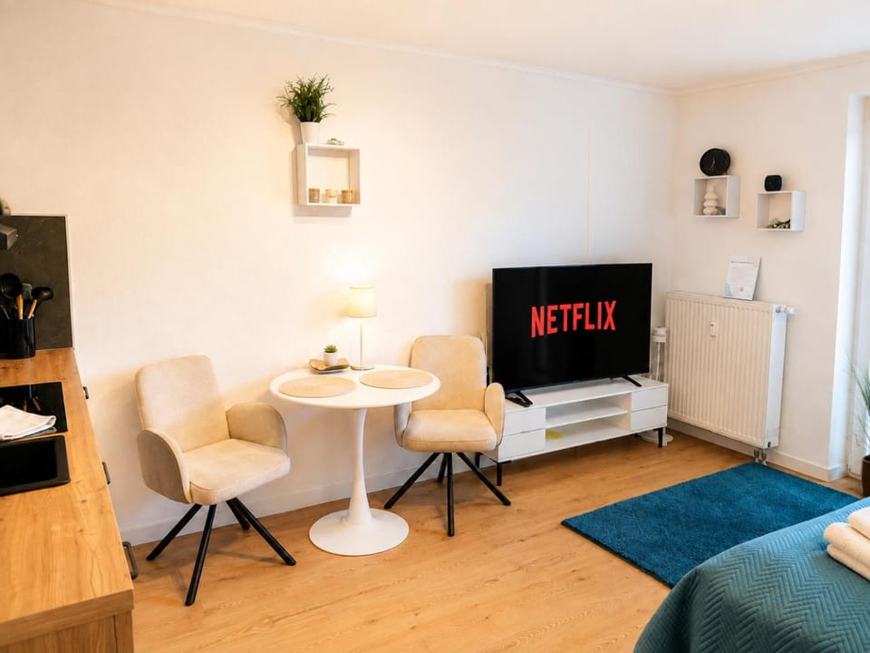 TV and multimedia, Living room, Photo of the whole room, Seating area, Dining area