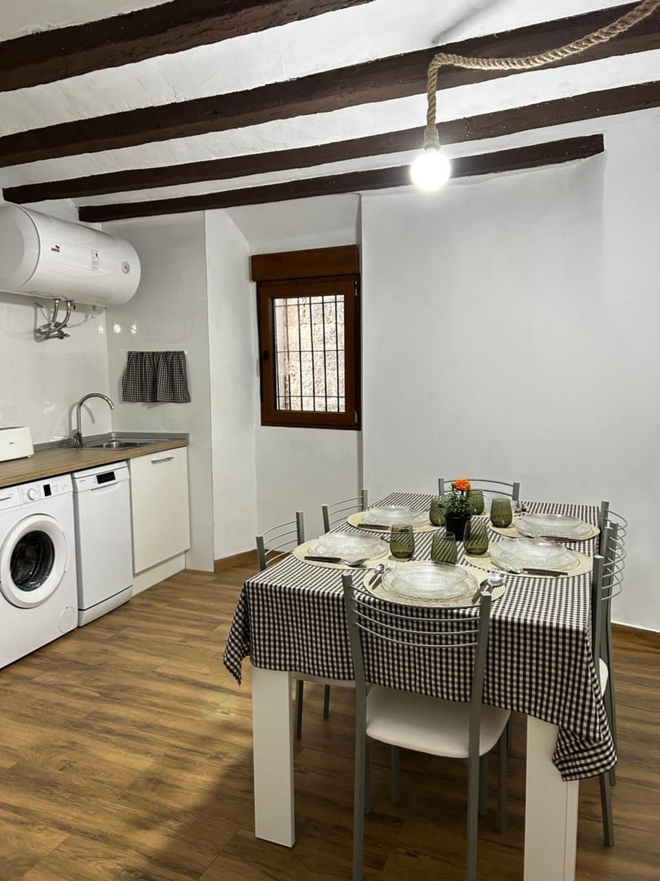 Kitchen or kitchenette, dishwasher, washing machine