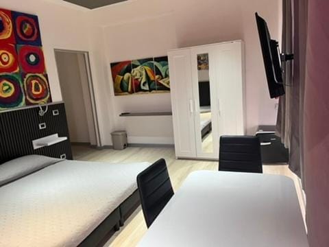 Bedroom, Breakfast