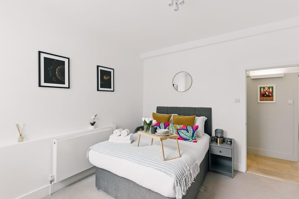 Bed, Photo of the whole room, Bedroom