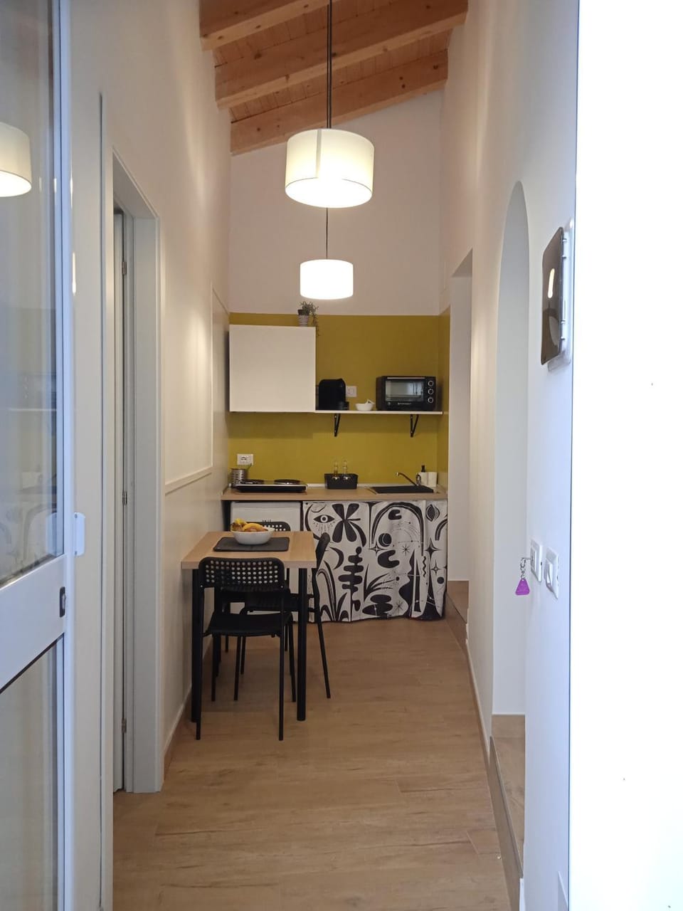 Kitchen or kitchenette, Dining area, stove